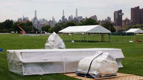 Un hombre fue asesinado a puñaladas en un centro de procesamiento de migrantes de Nueva York