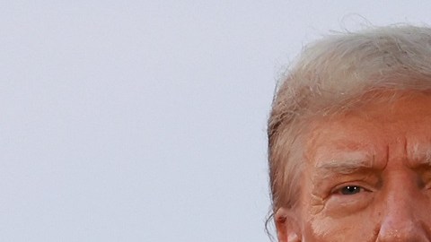Los expresidentes Donald Trump y Bill Clinton.
