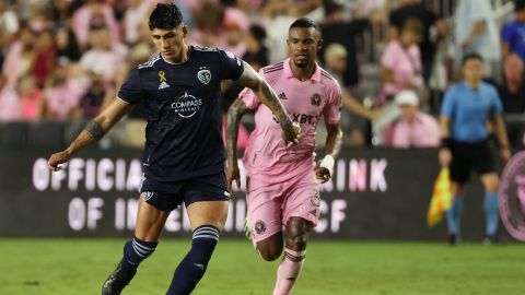 Alan Pulido en un partido contra el Inter Miami.