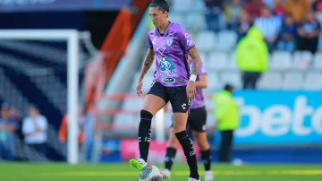 PACHUCA, MEXICO - SEPTEMBER 10: Jenni Hermoso of Pachuca controls the ball during a match between Pachuca and Pumas UNAM as part of Torneo Apertura 2023 Liga MX Femenil at Hidalgo Stadium on September 10, 2023 in Pachuca, Mexico. (Photo by Hector Vivas/Getty Images)