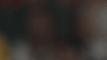 Julián Araujo disputa un balón con Jude Bellingham del Real Madrid.