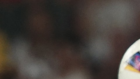 Julián Araujo disputa un balón con Jude Bellingham del Real Madrid.