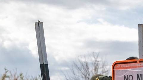 La Patrulla Fronteriza podrá cortar el alambre con púas instalado en Texas, en la frontera con México.