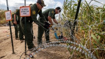 La Patrulla Fronteriza podrá cortar el alambre con púas instalado en Texas, en la frontera con México.