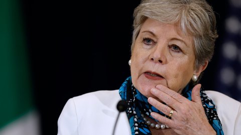 México afirma que la migración en la frontera con Estados Unidos se redujo a la mitad