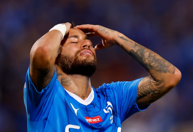 Neymar se lamenta durante un encuentro con el Al Hilal.