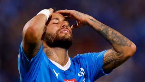 Neymar se lamenta durante un encuentro con el Al Hilal.