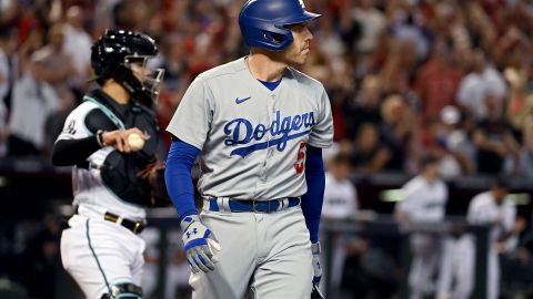 Freddie Freeman asistió a la gala de los Globos de Oro junto a su esposa.