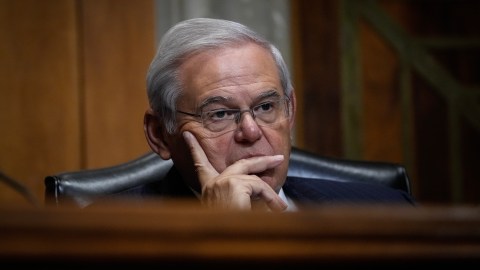 Senador Bob Menéndez recibe nuevas acusaciones sobre sobornos por inversión con Qatar a cambio de lujos