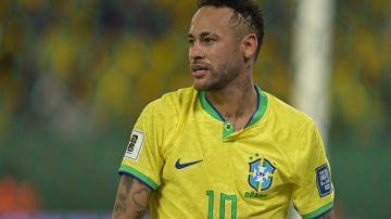 Neymar se recupera de una lesiòn y volvería a la regularidad en agosto.