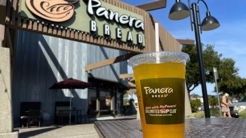 Mujer demanda a Panera Bread; acusa problemas cardíacos causados por la limonada con cafeína