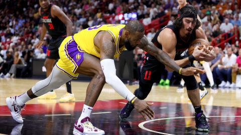 Jaime Jáquez Jr. en un duelo con LeBron James.