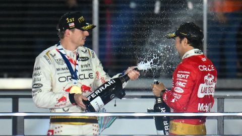 Max Verstappen celebrando con su compañero de equipo, Sergio "Checo" Pérez su victoria en el Gran Premio de Las Vegas.