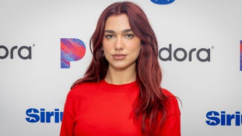 Dua Lipa estrenó un look temporal con el que podremos verla en la gran pantalla a partir de febrero.