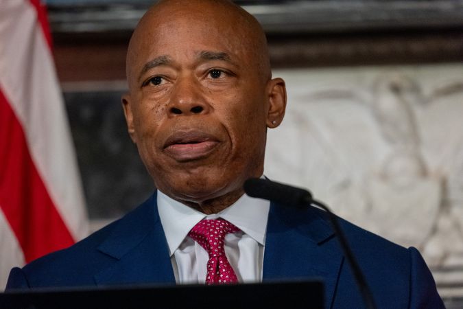 Nueva York acusa a Texas de "utilizar" a los migrantes al enviarlos a Nueva Jersey