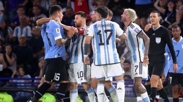 En el Argentina vs. Uruguay hubo varios actos de indisciplina: demora en el inicio del juego, discriminación por parte de los aficionados e invasión al campo.