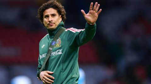 Guillermo Ochoa se mantiene fuera del engramado tras su lesión en el hombro.