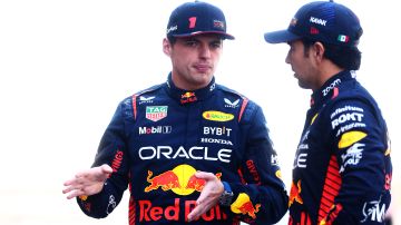 Max Verstappen y Sergio "Checo" Pérez conversando durante un momento de la pasada temporada de la Fórmula 1.