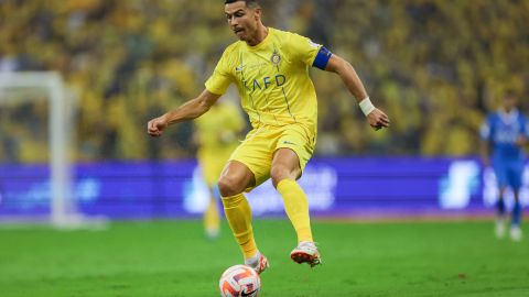 RIYADH, SAUDI ARABIA - DECEMBER 1: Cristino Ronaldo of Al Nassr with the ball during the Saudi Pro League match between Al-Hilal and Al-Nassr at King Fahd International Stadium on December 1, 2023 in Riyadh, Saudi Arabia. (Photo by Yasser Bakhsh/Getty Images)