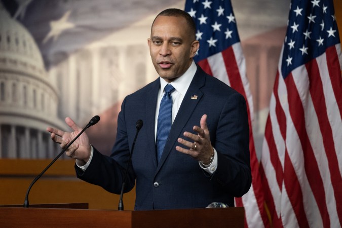 El líder de la minoría de la Cámara de Representantes Hakeem Jeffries recibió buena aprobación por su desempeño.