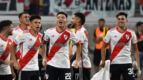 SANTIAGO DEL ESTERO, ARGENTINA - DECEMBER 22: (L-R) Claudio Echeverri, Matías Kranevitter and Pablo Solari of River Plate celebrate winning the Trofeo de Campeones match between Rosario Central and River Plate at Estadio Unico Madre de Ciudades on December 22, 2023 in Santiago del Estero, Argentina. (Photo by Joaquín Camiletti/Getty Images)