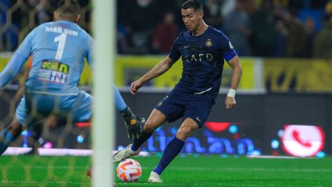 BURAYDAH, SAUDI ARABIA - DECEMBER 30: Cristiano Ronaldo of Al Nassr battles for the ball during the Saudi Pro League match between Al-Taawoun and Al-Nassr at King Abdullah Sport City Stadium on December 30, 2023 in Buraydah, Saudi Arabia. (Photo by Yasser Bakhsh/Getty Images)