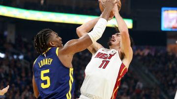 SAN FRANCISCO, CALIFORNIA - DECEMBER 28: Jaime Jaquez Jr. #11 of the Miami Heat shoots over Kevon Looney #5 of the Golden State Warriors in the first half at Chase Center on December 28, 2023 in San Francisco, California. NOTE TO USER: User expressly acknowledges and agrees that, by downloading and or using this photograph, User is consenting to the terms and conditions of the Getty Images License Agreement. (Photo by Ezra Shaw/Getty Images)