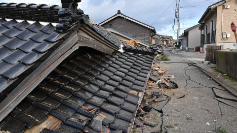 Japón actualiza en 57 los muertos por el terremoto de 7.6 en su costa oeste