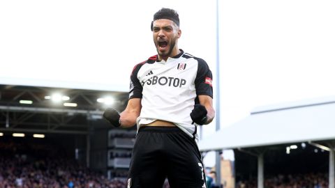 Raúl Jiménez en festejo de gol con el Fulham.