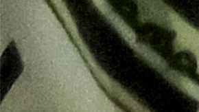 Miembros de un grupo paramilitar de Irak cargan los cuerpos de sus camaradas durante su funeral en Bagdad el 4 de enero de 2024.