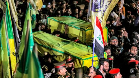 Miembros de un grupo paramilitar de Irak cargan los cuerpos de sus camaradas durante su funeral en Bagdad el 4 de enero de 2024.