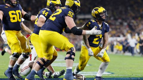 El corrdor Blake Corum (2) celebra el touchdown del triunfo para Michigan en tiempo extra en el Rose Bowl 2024.