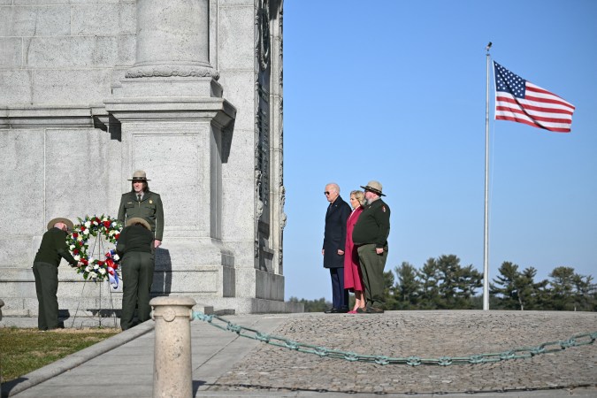El presidente Joe Biden y la primera dama Jill Biden en la colocación de una ofrenda floral en el Arco Conmemorativo Nacional en el Parque Histórico Nacional Valley Forge.