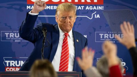 El expresidente Trump triunfó en la primaria de su partido en Iowa.