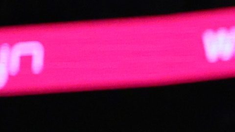 Jaime Jáquez Jr. retaca el balón por delante de LeBron James en el primer periodo del juego entre Heat y Lakers.