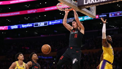 Jaime Jáquez Jr. retaca el balón por delante de LeBron James en el primer periodo del juego entre Heat y Lakers.