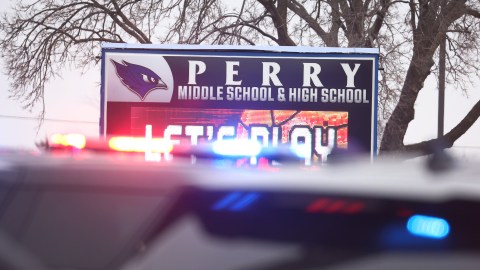 Tiroteo mortal en Iowa: Luego de semanas de agonía, director de escuela que protegió a alumnos murió