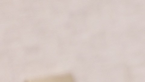 El artículo, escrito por Anna Marks, sugiere que la cantante podría pertenecer a la comunidad LGBT, lo cual ha generado descontento y críticas.