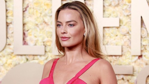 En el libro habrá imágenes captadas por el fotógrafo Craig McDean, sobre Margot Robbie usando ropa de Giorgio Armani, Donatella Versace.