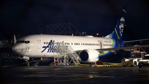 Tras susto de Alaska Airlines, expertos analizan cuál es la forma más segura de viajar para los bebés