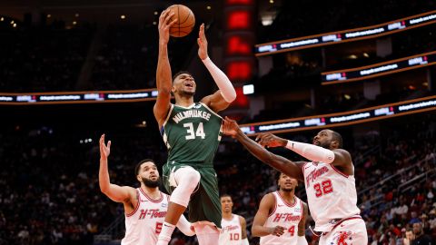 HOUSTON, TEXAS - JANUARY 06: Giannis Antetokounmpo #34 of the Milwaukee Bucks shoots the ball while defended by Jeff Green #32 of the Houston Rockets in the second half at Toyota Center on January 06, 2024 in Houston, Texas. NOTE TO USER: User expressly acknowledges and agrees that, by downloading and or using this photograph, User is consenting to the terms and conditions of the Getty Images License Agreement. (Photo by Tim Warner/Getty Images)