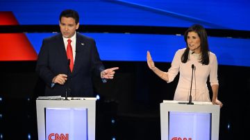 Ron DeSantis y Nikki Haley participan en el debate republicano de CNN en Des Moines, Iowa.