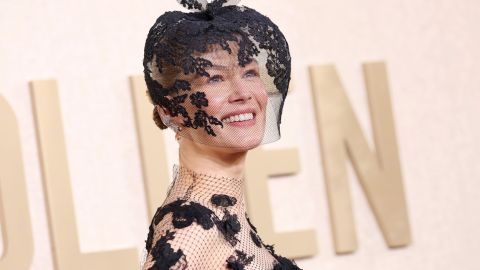 ¿Por qué Rosamund Pike usó un velo negro en los Globos de Oro?