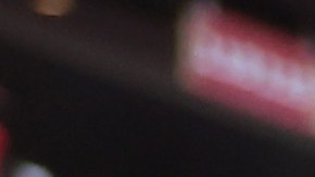 Puka Nacua le entrega a su madre, Perina, el balón con el cual rompió dos notables récords como receptor novato de la NFL.