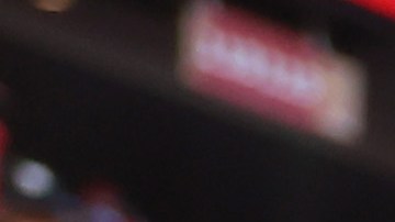 Puka Nacua le entrega a su madre, Perina, el balón con el cual rompió dos notables récords como receptor novato de la NFL.
