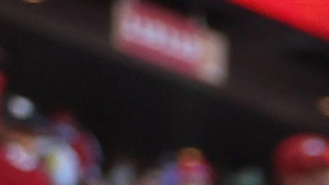 Puka Nacua le entrega a su madre, Perina, el balón con el cual rompió dos notables récords como receptor novato de la NFL.