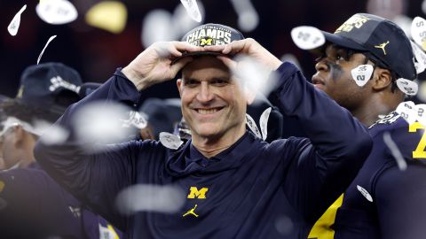 El coach Jim Harbaugh reacciona luego de ganar el campeonato colegial con Michigan el 8 de enero en Houston.