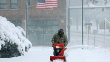 Caos en EE.UU. por tormentas invernales que han dejado a miles sin electricidad y carreteras cerradas