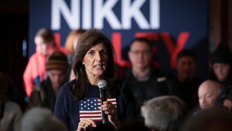 Nikki Haley habla durante un evento de campaña el 9 de enero de 2024 en Waukee, Iowa.