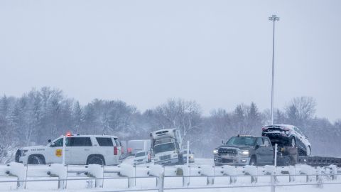 Tres muertos e importantes daños materiales tras el paso de la primera tormenta invernal del año en EE.UU.